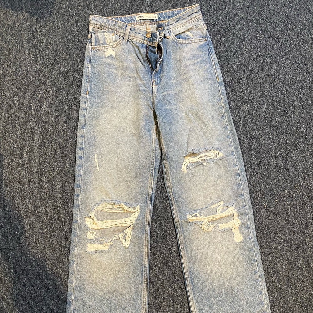 Zara straight fit jeans size 4…nwot.